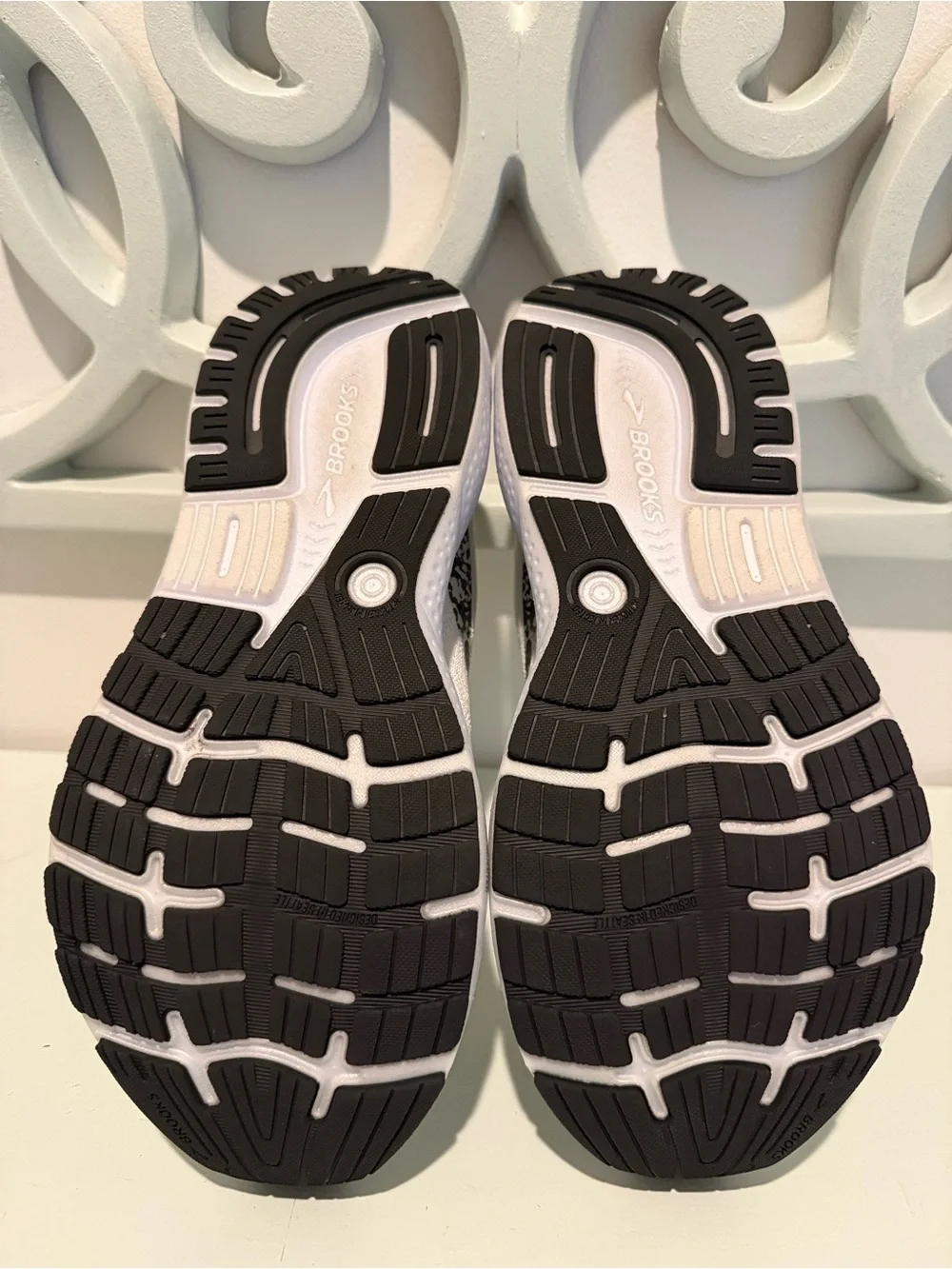 Brooks Women’s Ghost 16 White and Black Lightweight Running Sneakers - Picture 5 of 6